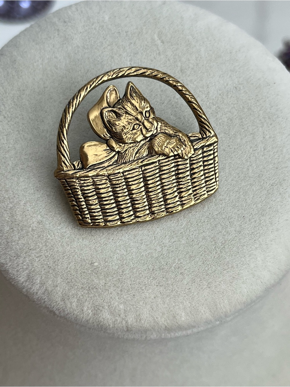Vintage Adorable Kitty Cat In a Basket Gold Tone Brooch Pin